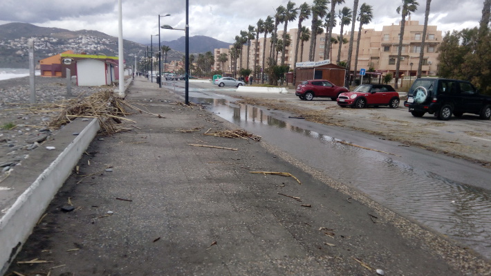 Comienzan los trabajos de retirada de residuos de las playas de Salobreña tras el temporal